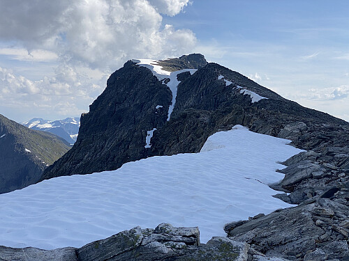Bilde #10: Det bratner til opp mot Taskedalstinden [1609 m.o.h.].