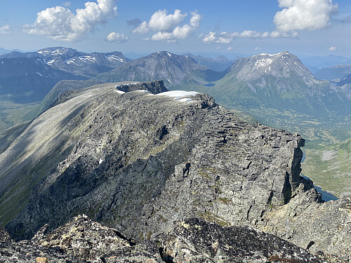 Bilde #12: Tilbakeblikk mot den korte klatre-kløfta rett før toppen. Taskedalshornet sees i bakgrunnen, og bak der igjen Litlevasstinden [1491 m.o.h.] og Nonstinden [1572 m.o.h.]. 
