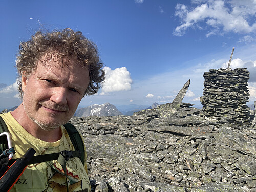 Bilde #13: På toppen av Taskedalstinden [1609 m.o.h.]. Nonstinden [1572 m.o.h.] sees i bakgrunnen.