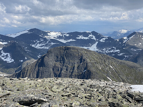 Bilde #14: Utsikt fra Taskedalstinden [1611 m.o.h.] ned på Brekkehornet [1525 m.o.h.]. Det høye fjellet til venstre i bakgrunnen er Høgstolen i Valldalen 1741 m.o.h.].