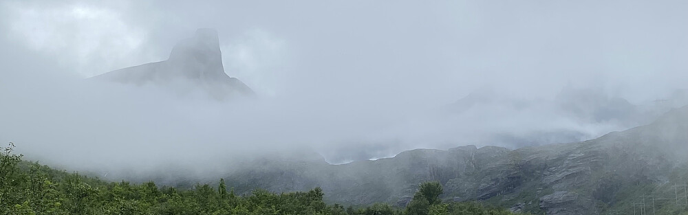 Bilde #1: Romsdalshornet og de andre fjellene i området var ganske så innhyllet i skyer denne dagen. Til høyre i bildet skimtes Trolltindane øverst på Trollveggen i Romsdalen.
