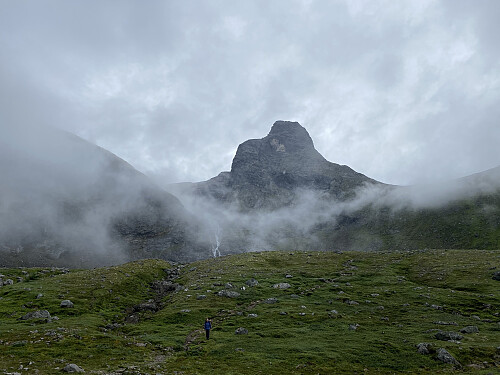 Bilde #2: Turstart øverst i venjedalen, ved foten av Romsdalshornet.