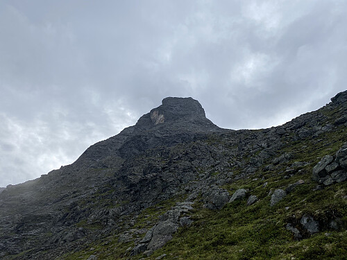 Bilde #3: På vei opp på ryggen mellom Litlefjellet (til høyre i bildet) og Romsdalshornet.