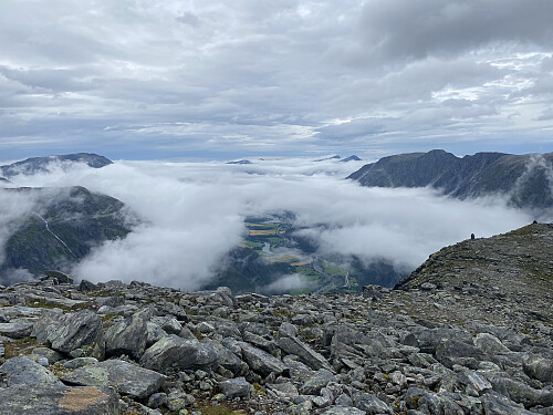 Bilde #4: Skydekket henger også over Romsdalen (her i betydning Raumadalen). Setnesfjellet [1238] og Norafjellet [959 m.o.h.]sees i venstre billedhalvdel, mens Romsdalseggen med Mjølvafjellet [1216 m.o.h.] sees til høyre.