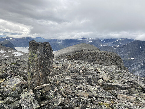 Bilde #10: Utsikt mot Litlehornet [1538 m.o.h.] og Hornaksla [1511 m.o.h.]. Jeg skal ned i skaret mellom Romsdalshornet og Litlehornet.
