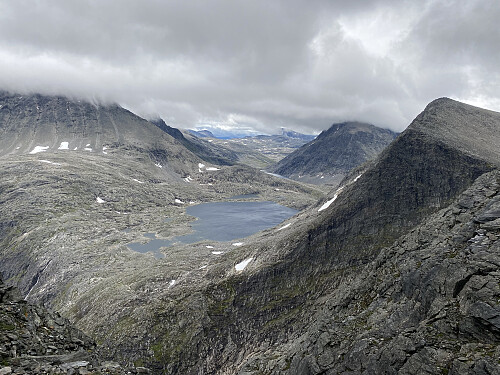 Bilde #11: Utsikt mot Olaskarsvatnet [1126 m.o.h.] fra høyt oppe i Halls renne. Fjellenesom sees er (fra venstre): Venjetindtraversen, Kalskråtinden og Olaskartinden.