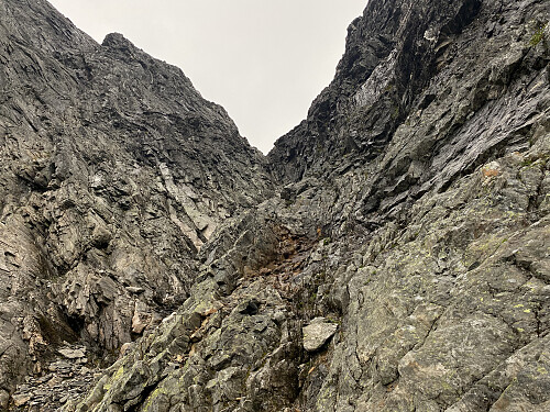 Bilde #12: Tilbakeblikk oppover i Halls renne, med Litlehornet [1538] på venstre side av skaret, og Romsdalshornet [1550 m.o.h.] på høyre side av skaret.