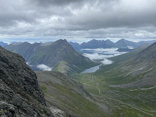 Bilde #13: Utsikt utover Venjedalen, med Holstinden, Blånebba og Romsdalseggen til venstre i bildet. I det fjerne sees Hesteskotraversen.