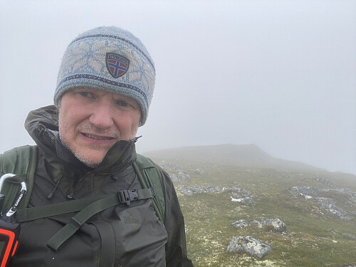 Bilde #9: På toppen av Myrsethornet [670 m.o.h.]. Her blåste det litt, og det var surt og kalt, så det var ikke noe fristende sted å være lenger enn nødvendig.