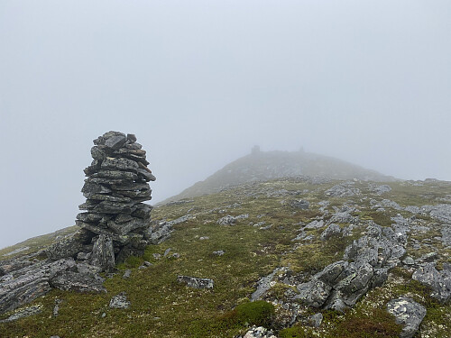 Bilde #10: Myrsethornet har en slags "sørvest-topp", som er omtrent like høy som hovedtoppen. Herfra går det en rygg omtrent helt ned til Beinsetvatnet [459 m.o.h.].