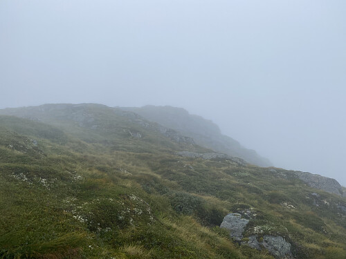 Bilde #15: På vei oppover sørryggen på Manfjellet.