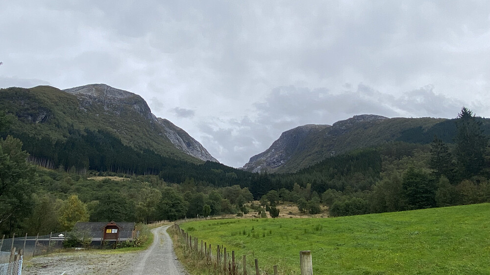 Bilde #1: Englafjellet [1200] til venstre, og Manen [1013 m.o.h.] til høyre, med Eikedalen i mellom. Bildet er tatt fra Eik, like ved Uskedalen.
