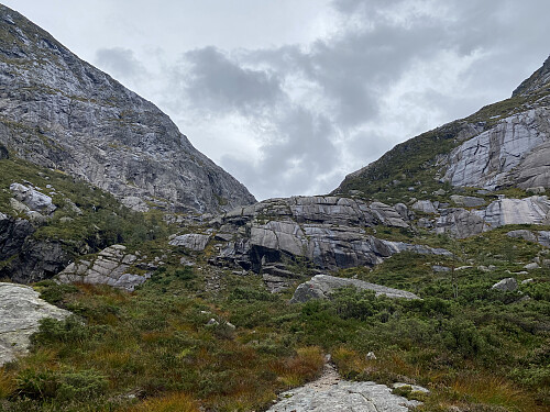 Bilde #3: Etterhvert ble vegetasjonen mer sparsom, og stien gikk både gjennom ur, og over svaberg.