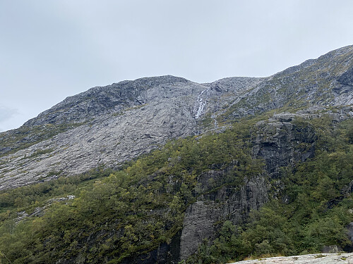 Bilde #5: Deler av Englafjellet med et fossefall sett fra nokså høyt oppe i Eikedalen. (Toppen på fjellet ligger imidlertid bak fjellmassivet til høyre i bildet).