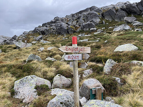 Bilde #8: Her skiller stien til Englafjellet [1200] og stien til Manen [1013 m.o.h.] lag.