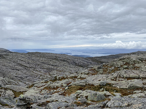 Bilde #12: Utsikt fra Englafjell i retning sørvest, dvs. mot Klosterfjorden og Bømlafjorden med omkringliggende øyer og fastland.