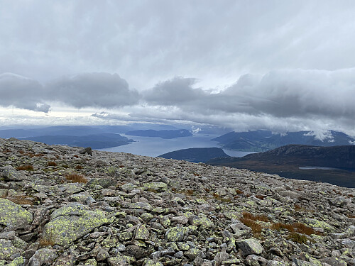 Bilde #16: Utsikt mot Kvinnheradsfjorden, med Varaldsøy i det fjerne.
