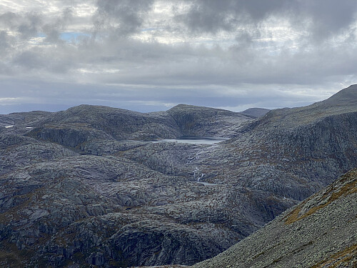 Bilde #24: Utsikt over mot Svartavatnet [873 m.o.h.], og traséen jeg hadde gått ned fra Englafjellet [1200 m.o.h.].