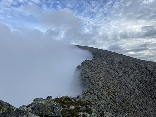 Bilde #25: Tilbakeblikk mot Ulvanosa [1248 m.o.h.]. Der er fortsatt tåke på losida av fjellet, men på lesida har det klarnet opp.