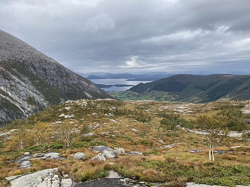 Bilde #27: På vei ned igjen fra Geitadalstinden [1211 m.o.h. i retning Uskedalen og parkeringsplassen ved Haugland kalkverk. Platået på bildet, kalles "Veslanosa" [540 m.o.h.].