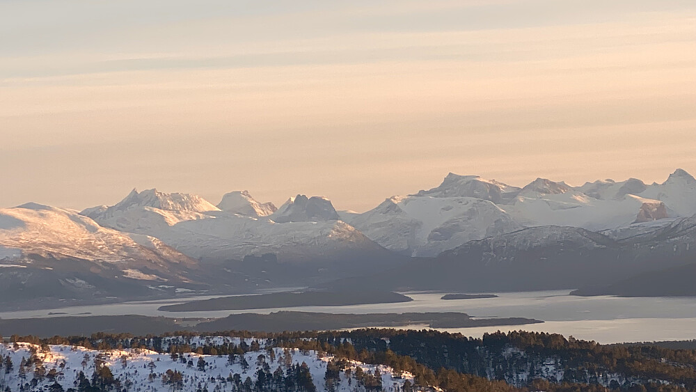 Bilde #5: Panoramabilde inn mot tindene inne i Romsdalen, med bl.a. Venjetindane, Kalskråtinden, Romsdalshornet, Store Trolltind og Kongen.