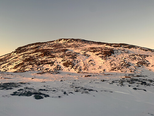 Bilde #8: Da har vi fått toppen på Skolmelia [626 m.o.h.] i sikte.