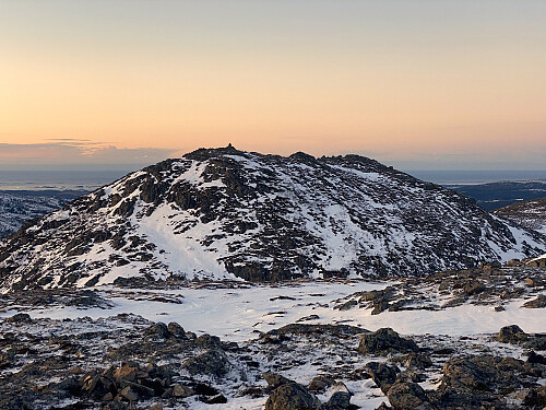 Bilde #9: Så er vi kommet opp på Skolmelia, og ser bort på toppen av Såta [631 m.o.h.].