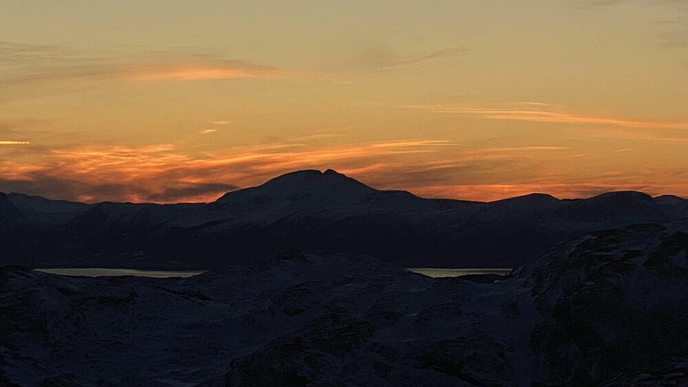 Bilde #10: Skjerdingen/Blåskjerdingen like etter solnedgang. Utsikt fra skaret mellom Skolmelia og Såta.