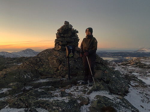 Bilde #11: Ved varden på toppen av Såta [631 m.o.h.].