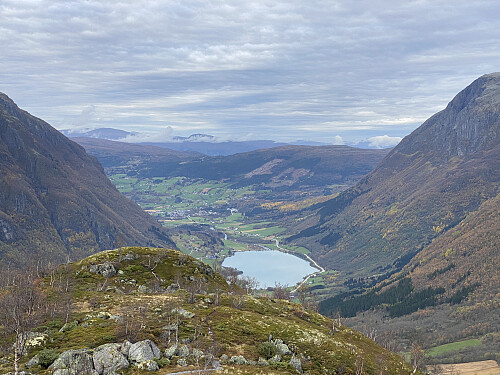 Bilde #5: Vi er kommet opp på fjellryggen, og får straks utsikt like til Byrkjelo.