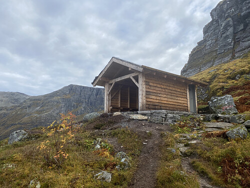 Bilde #6: På ca. 960 m.o.h. passerte vi en gapahuk.