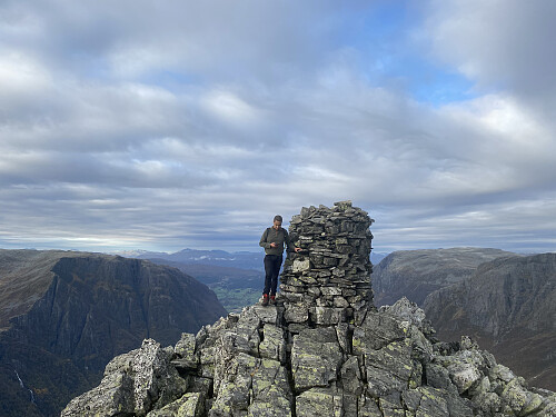 Bilde #10: Og der var vi oppe ved varden på toppen.