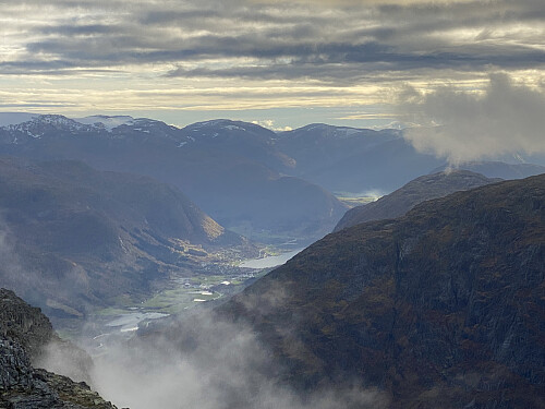 Bilde #12: Utsikt mot Bolset og Håheimsvatnet. Skei ligger skjult bak fjellet til høyre.