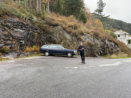 Bilde #1: På parkeringsplassen ved Hellevegen øverst i Kyrkjebø-bygda.