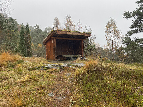 Bilde #5: Gapahuk på Naveset, der man møter stien som kommer opp fra Austreim.