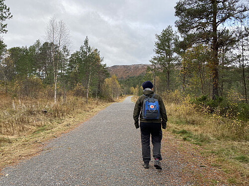 Bilde #1: Første del av turen gikk på grusvei, her langs Øverlandsvatnet, og deretter nordover langs Moldeelva.