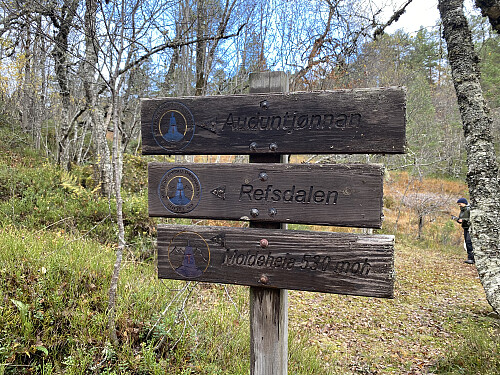 Bilde #2: Ved dette skiltet, like før Moldevatnet, forlot vi grusveien, og tok til venstre inn i skogen, for så å følge østryggen av Moldeheia vestover.