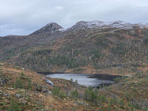 Bilde #4: Utsikt mot Såta [ ] og Skolmelia [ ]. Moldevatnet i forgrunnen.