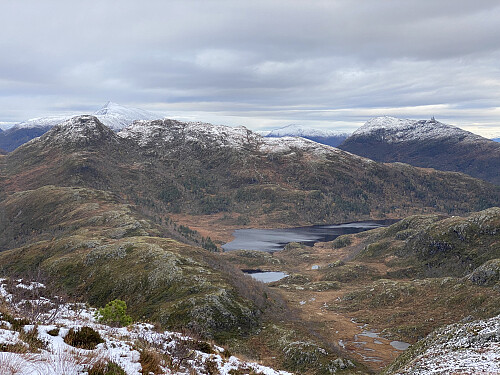 Bilde #9: Utsikt mot Såta [631 m.o.h.] og Skolmelia [628 m.o.h.], med Tusten [705 m.o.h.] til høyre i bakgrunnen.