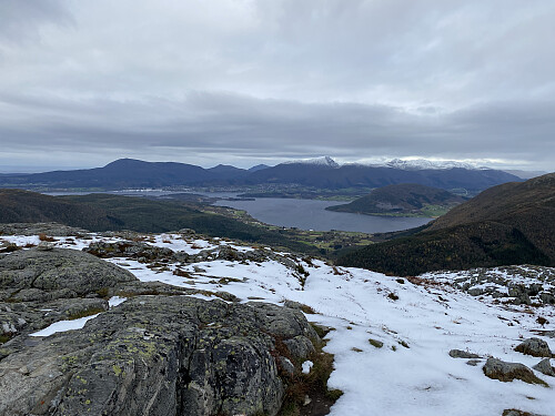 Bilde #10: Utsikt mot Malmefjorden (nærmest) og Frænfjorden (ute til venstre). I bakgrunnen skimtes også bygda Elnesvågen.