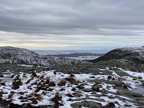 Bilde #11: Utsikt utover mot Gossen. Fjellet til venstre er Seterfjellet [588 m.o.h.], og fjellet til høyre i bildet er Storfjellet [592 m.o.h.].