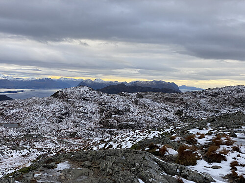 Bilde #12: Utsikt mot Otrøya, med blant annet Heggdalshornet og Opstadhornet. Ute i fjorden til venstre i bildet, sees Tautra.