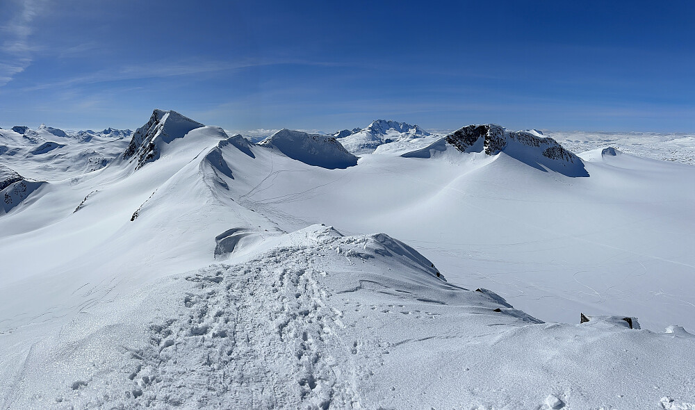 Sørover fra Søraustre Smørstabbtind med alle de andre toppene i bildet. Gravdalstinden litt bak til venstre. Hurrungane langt bak mellom Søre og Sørvestre Smørstabbtindene