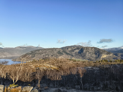 Utsyn mot Heiakollen, Øksnafjellet og Valeheia. 
