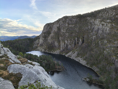 Bratt og kupert tross høgda på fjella.