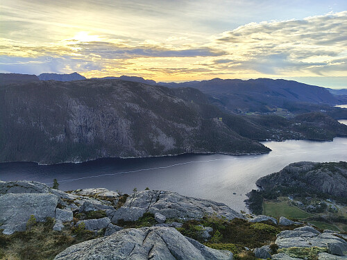 Utsyn mot Årdalsfjorden og Krossnesheia.