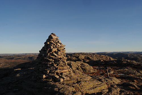 Den største varden på Heiahornet, men ikkje toppunktet.