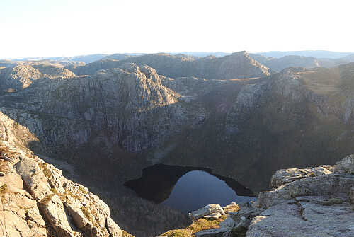 Blikk mot Botnatjødna og Botnafjellet og Naganibba. Enormt kupert landskap i Jørpelandsheia. 