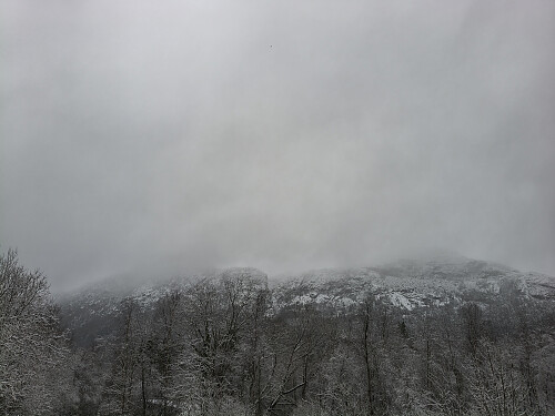 Veastadfjedle knapt synleg ein grå januar dag.