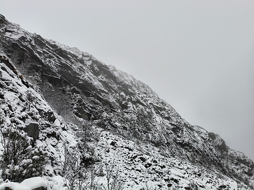 Vegen leder opp til ein større røys som ligg nedom Trodlanibbo sit Fjelloverheng.